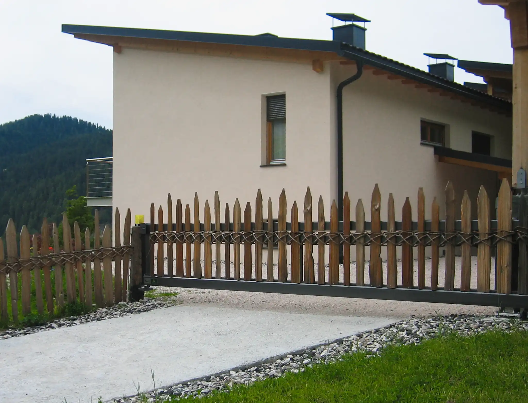 Spezieller Gartenzaun aus Metall mit Holz