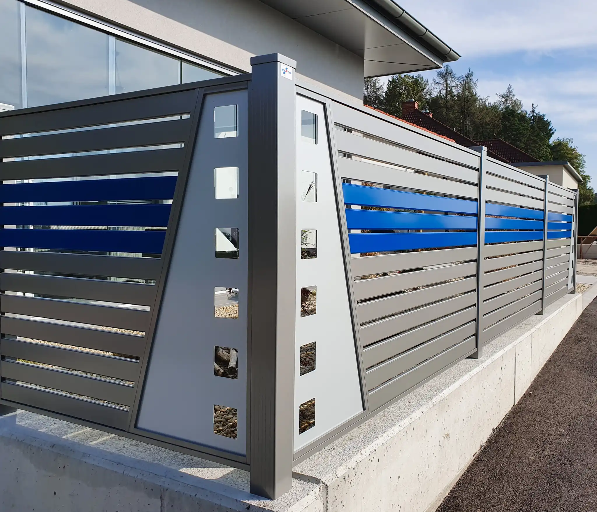 Gartenzaun mit farbigen Elementen