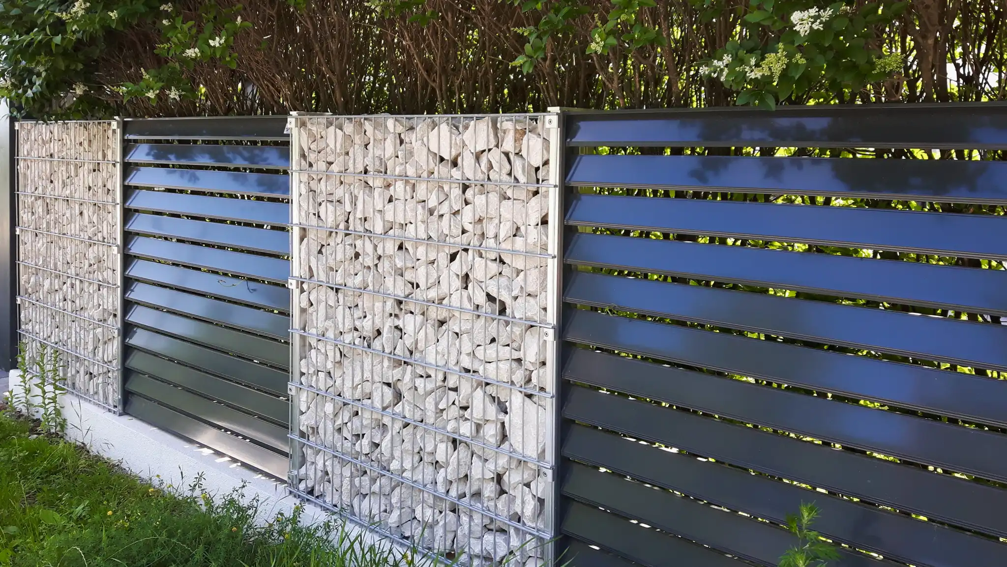 Gartenzaun als Sichtschutz mit Metall und Steinkörben