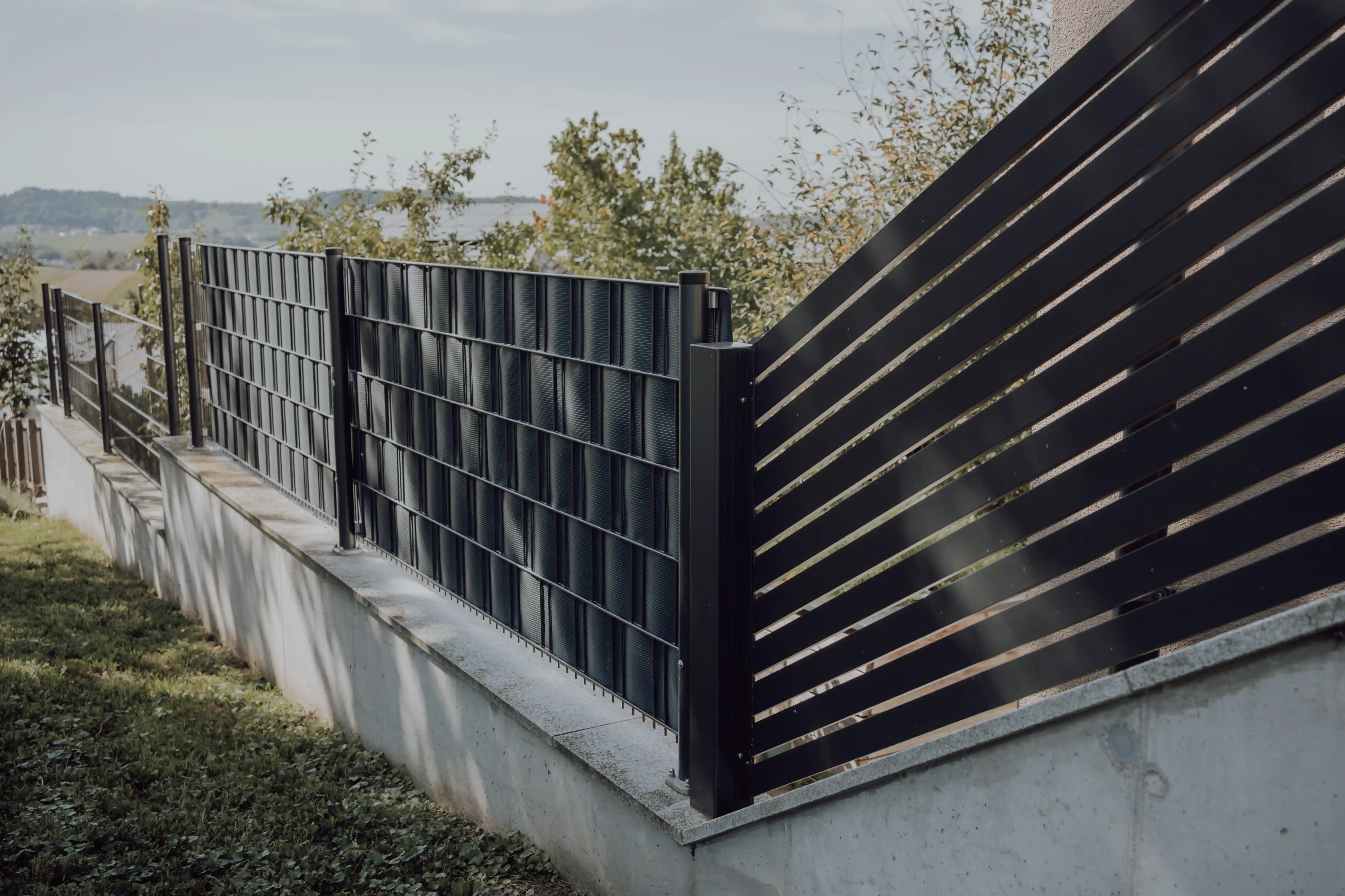 Zaun mit Elementen als Sichtschutz