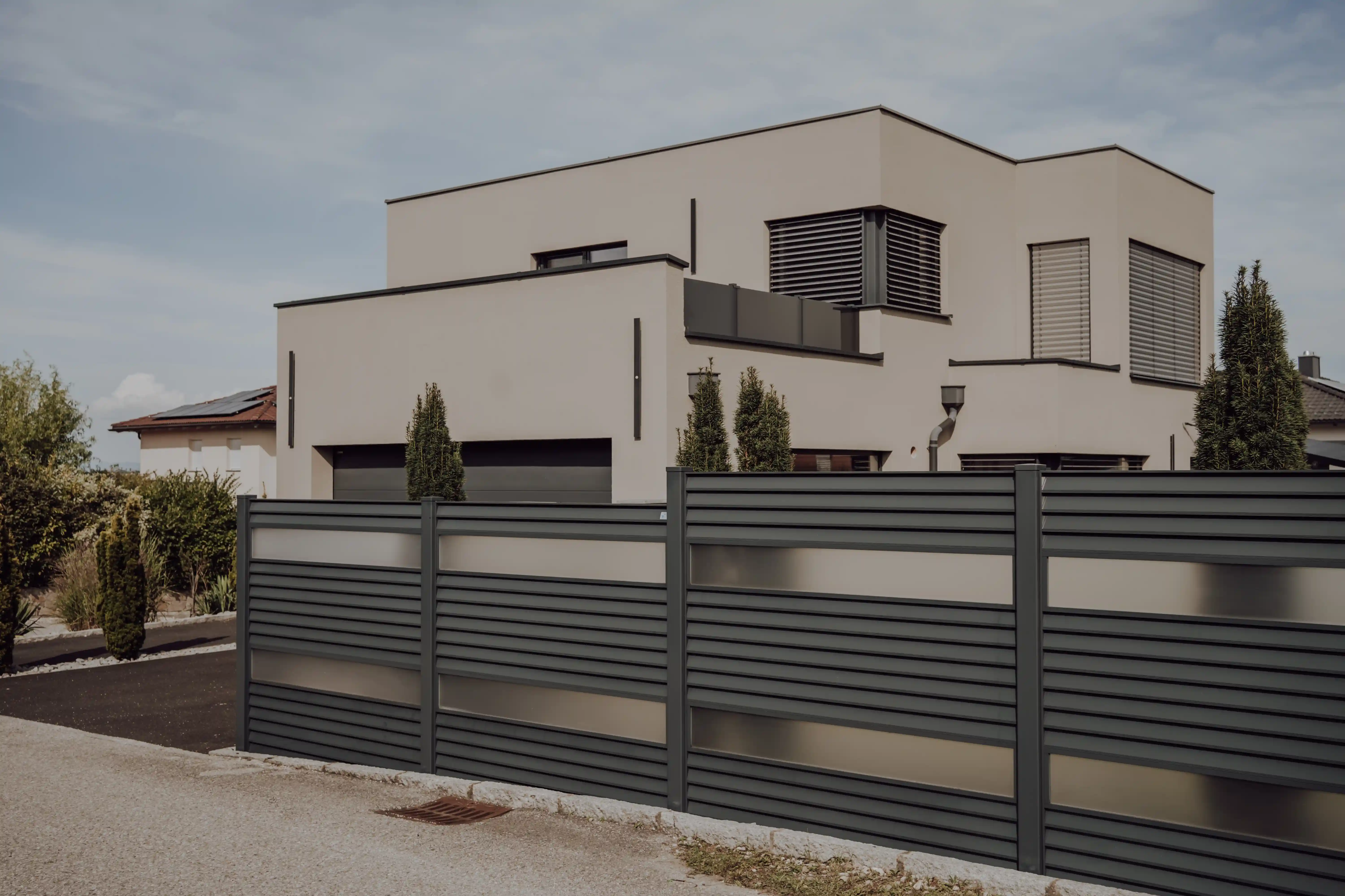 Gartenzaun mit Glaseinsätzen