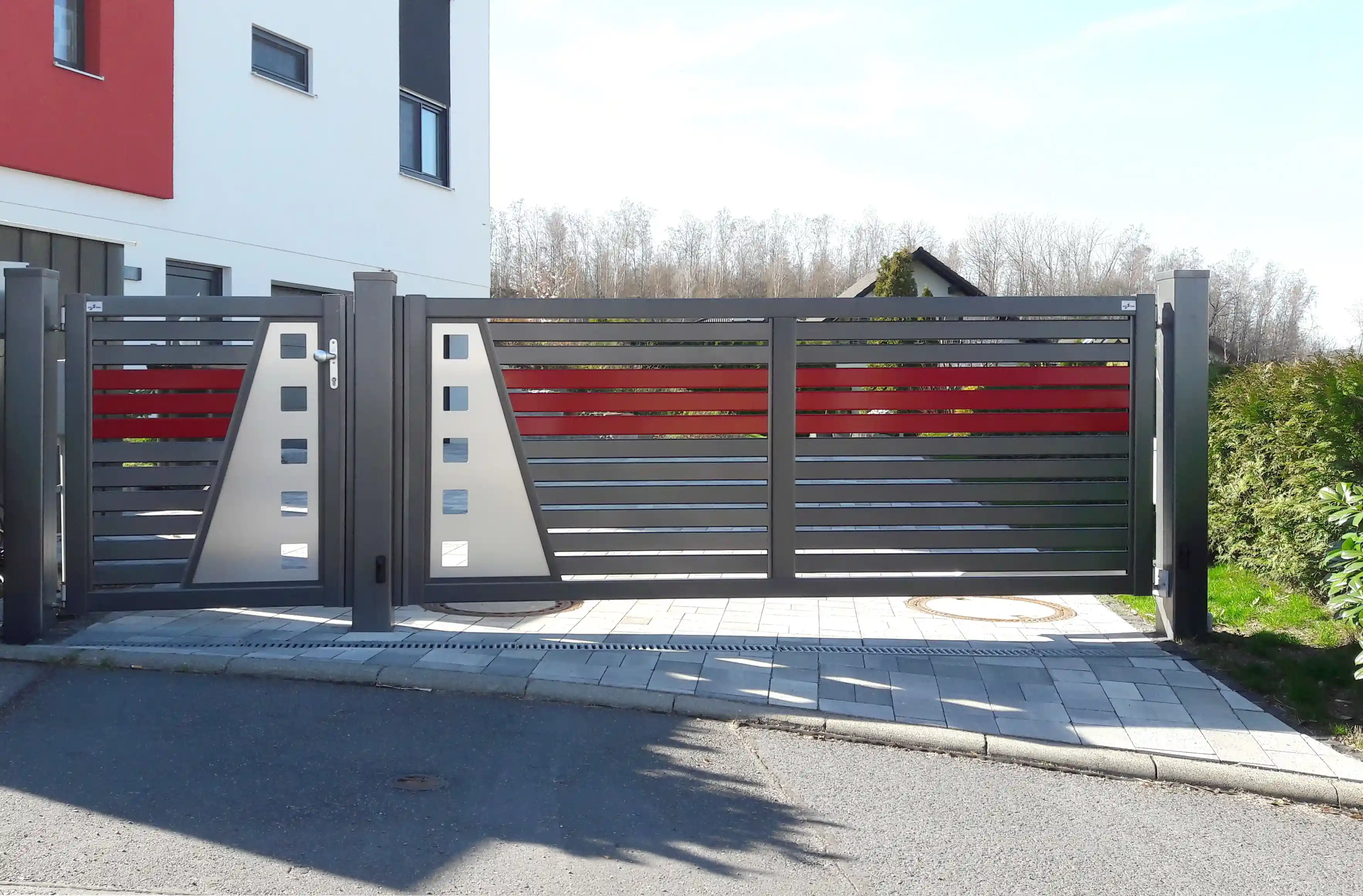 Gartentor mit Tür mit Farbe und Muster