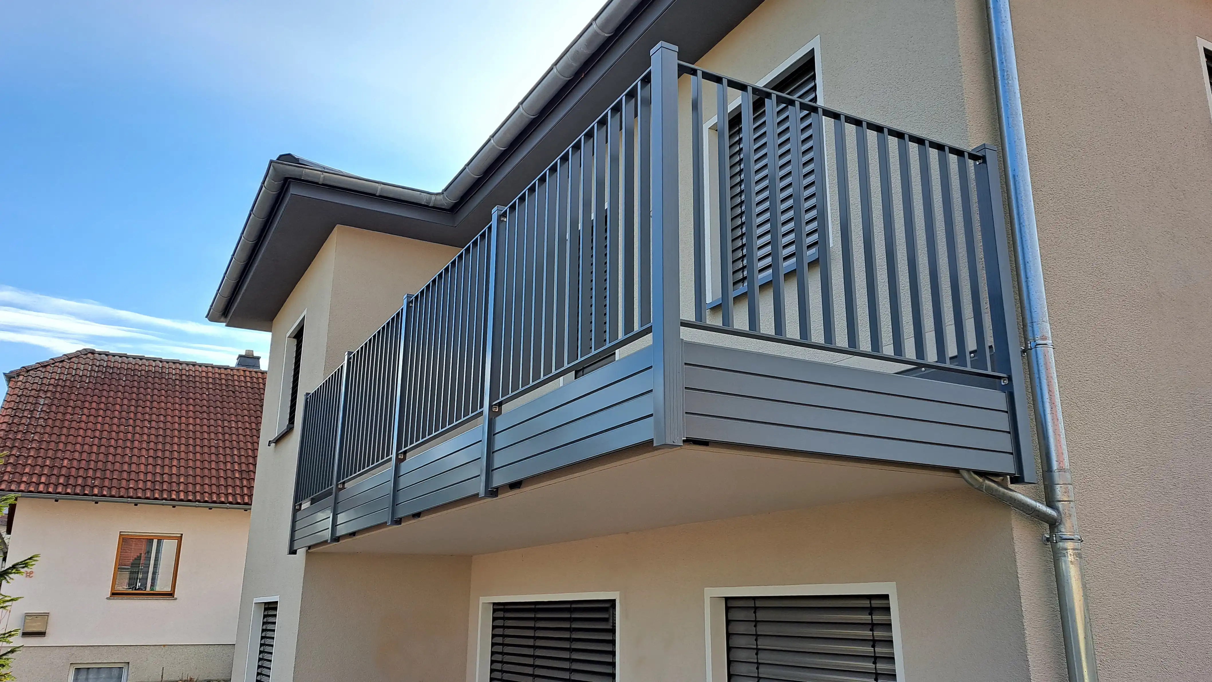 Balkongeländer mit Metallverkleidung