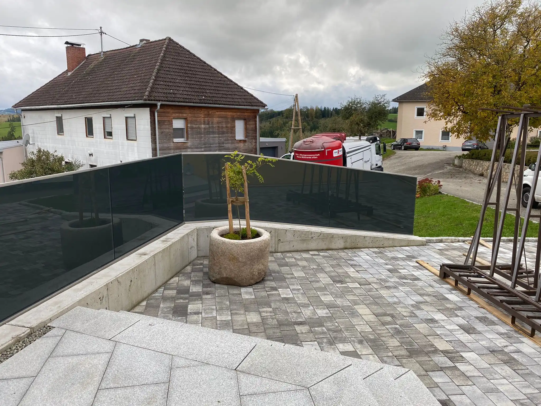 Glasgeländer als Sichtschutz