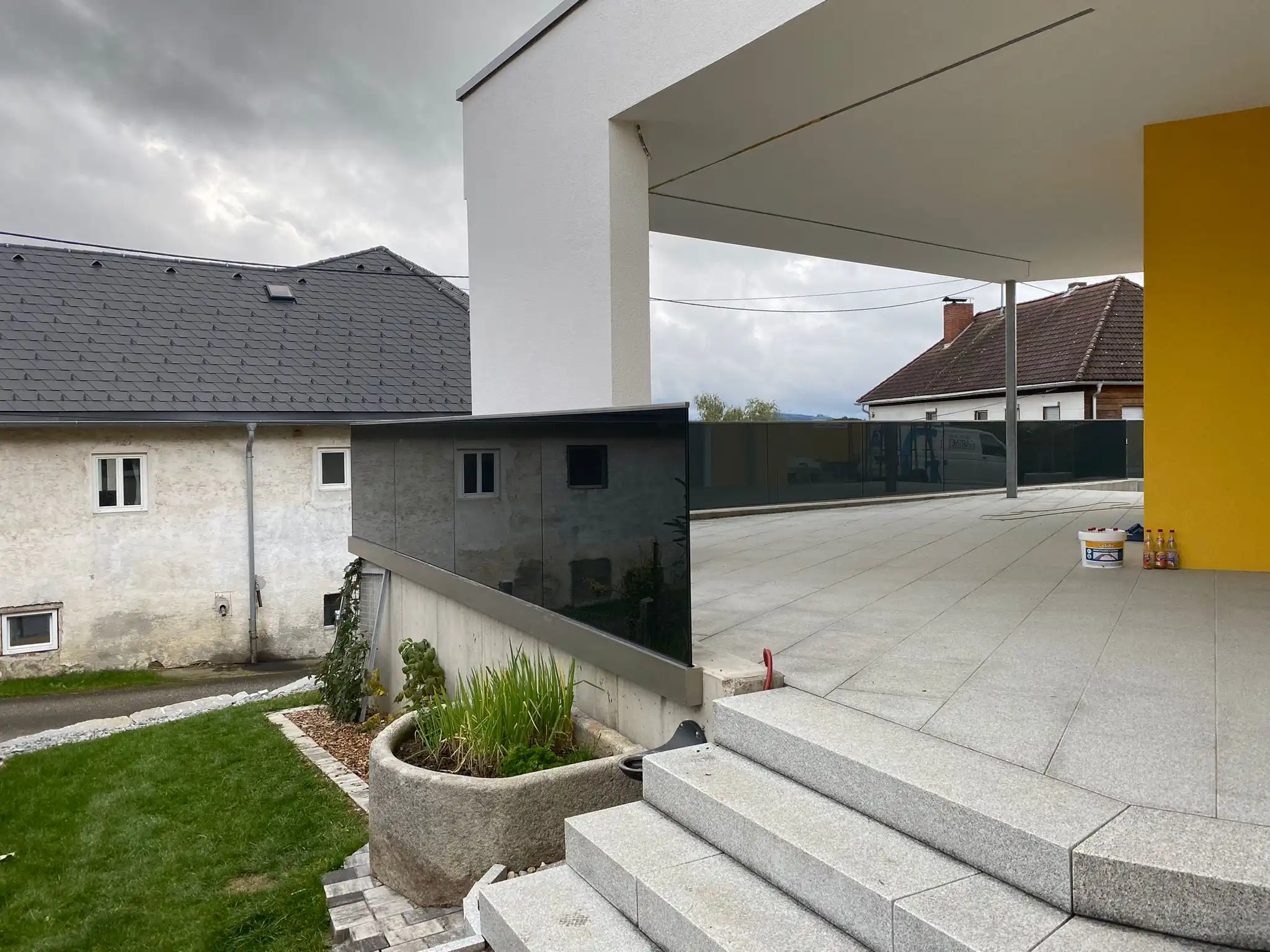 Glasgeländer als Sichtschutz