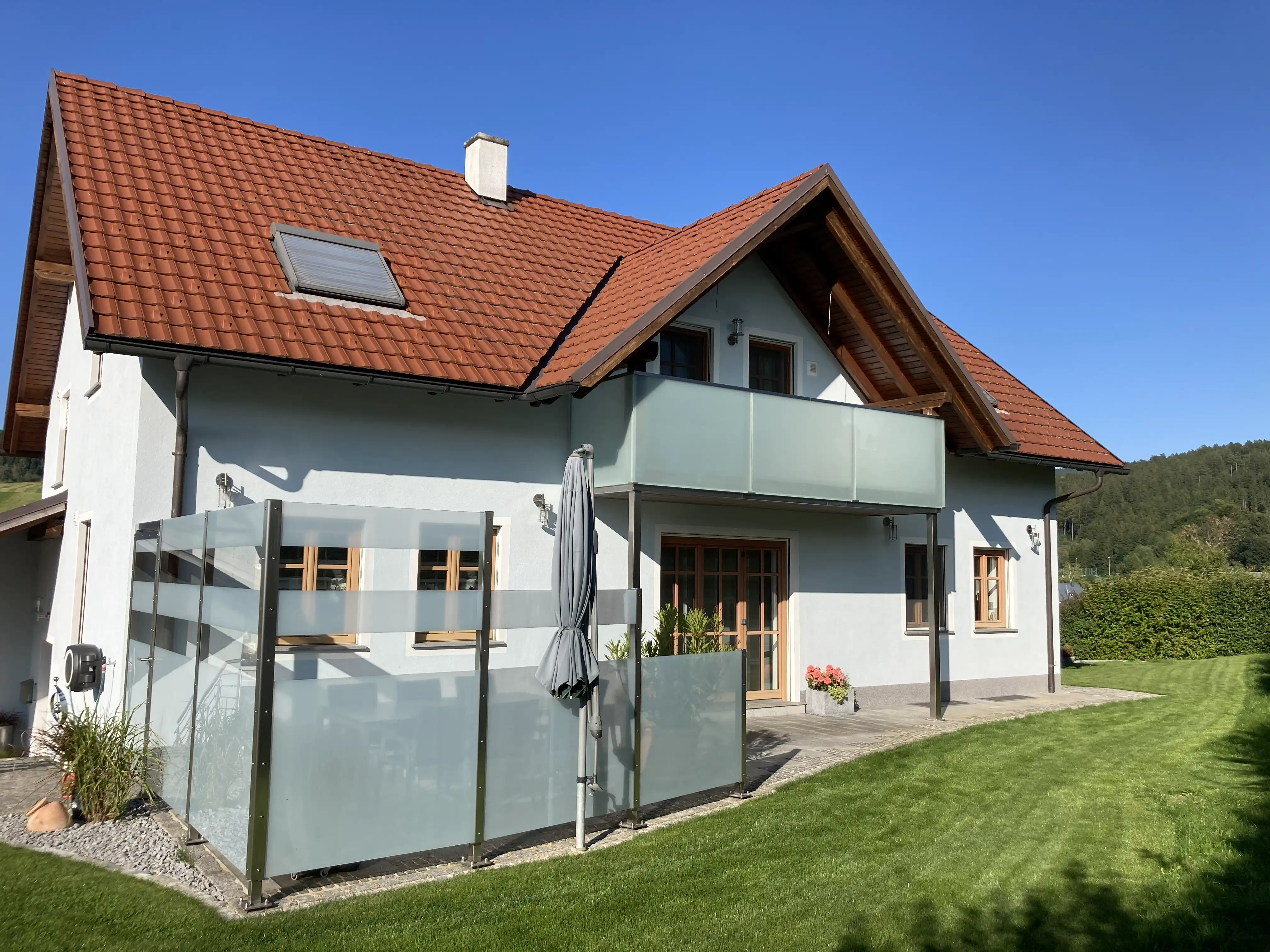 Überdachung mit Geländer und Handlauf