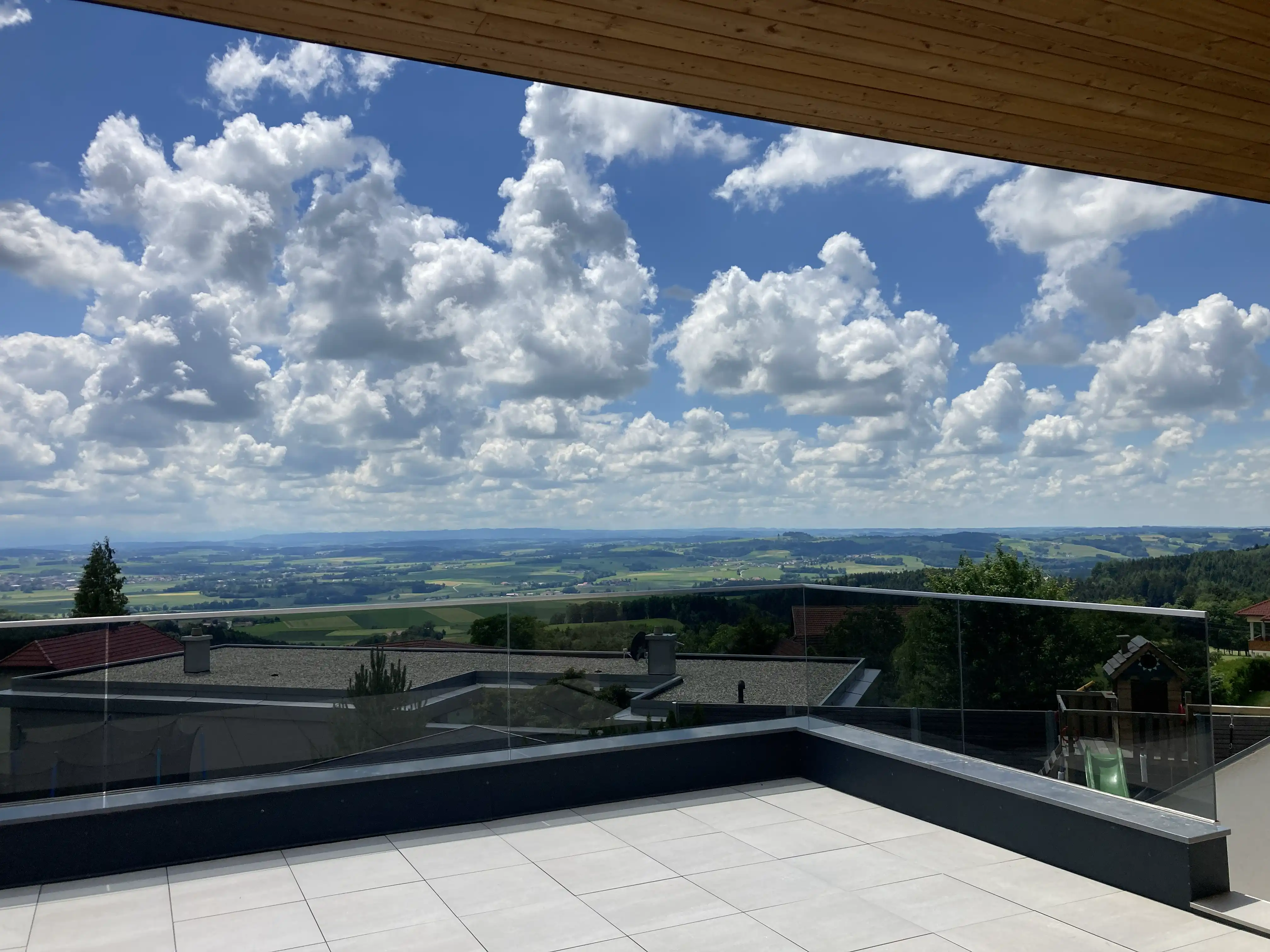 Glasgeländer mit Alukanten