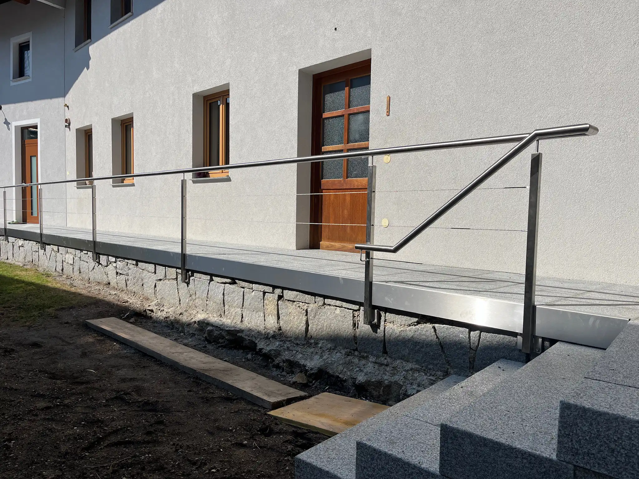 Balkongeländer mit Metallnetz