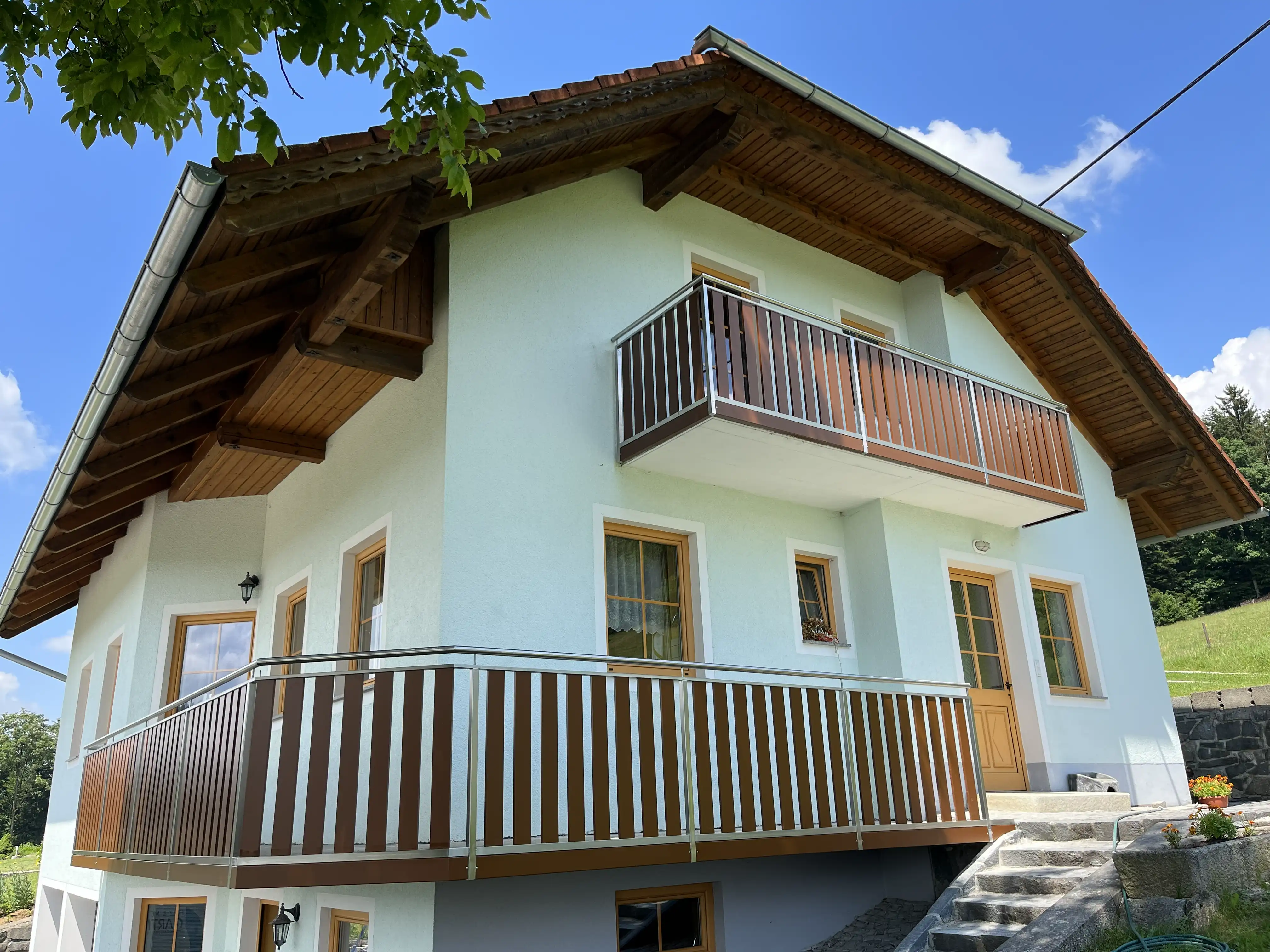 Balkongeländer mit braunen Aluelementen