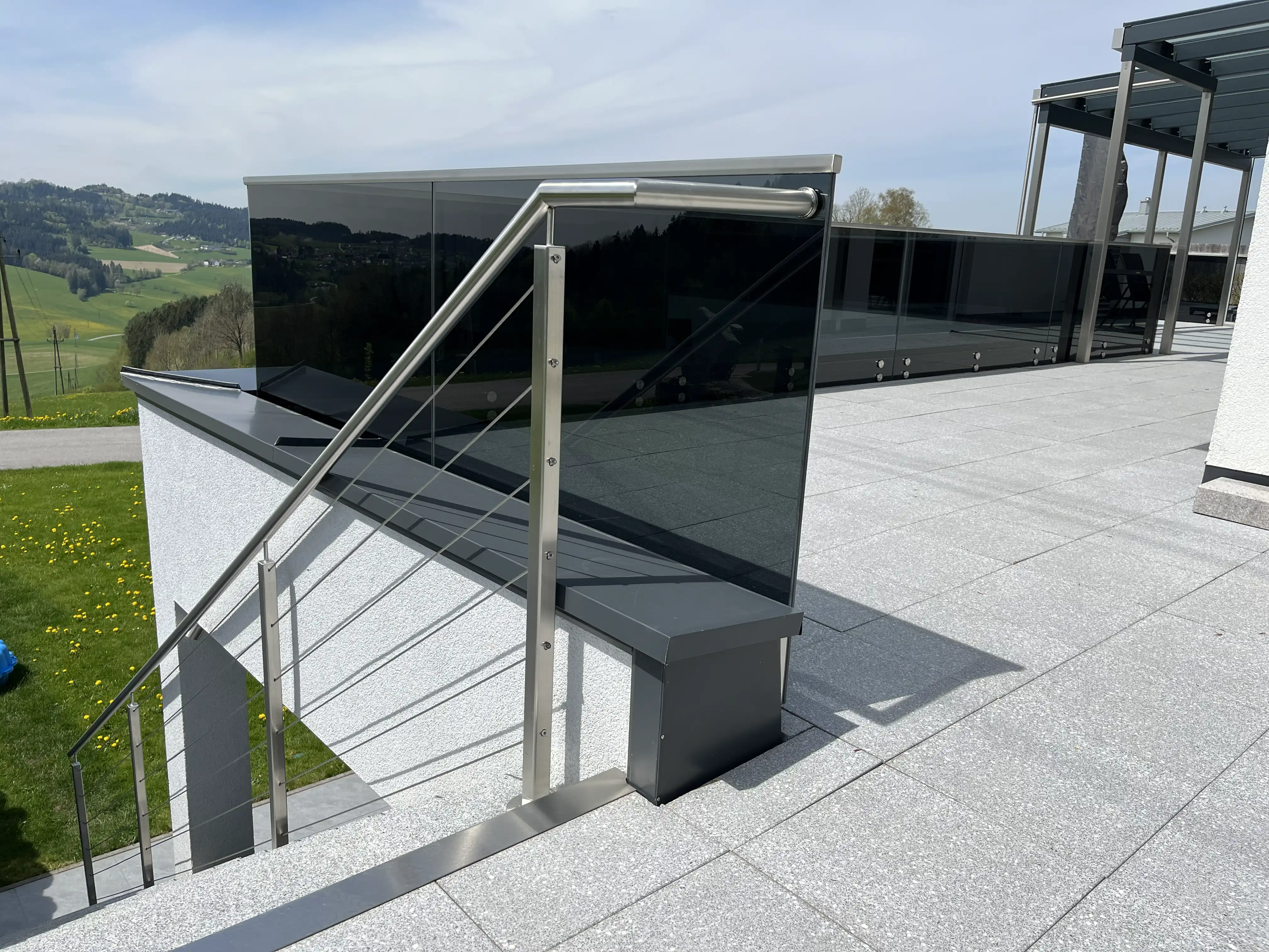 Edelstahlgeländer mit Metallbändern