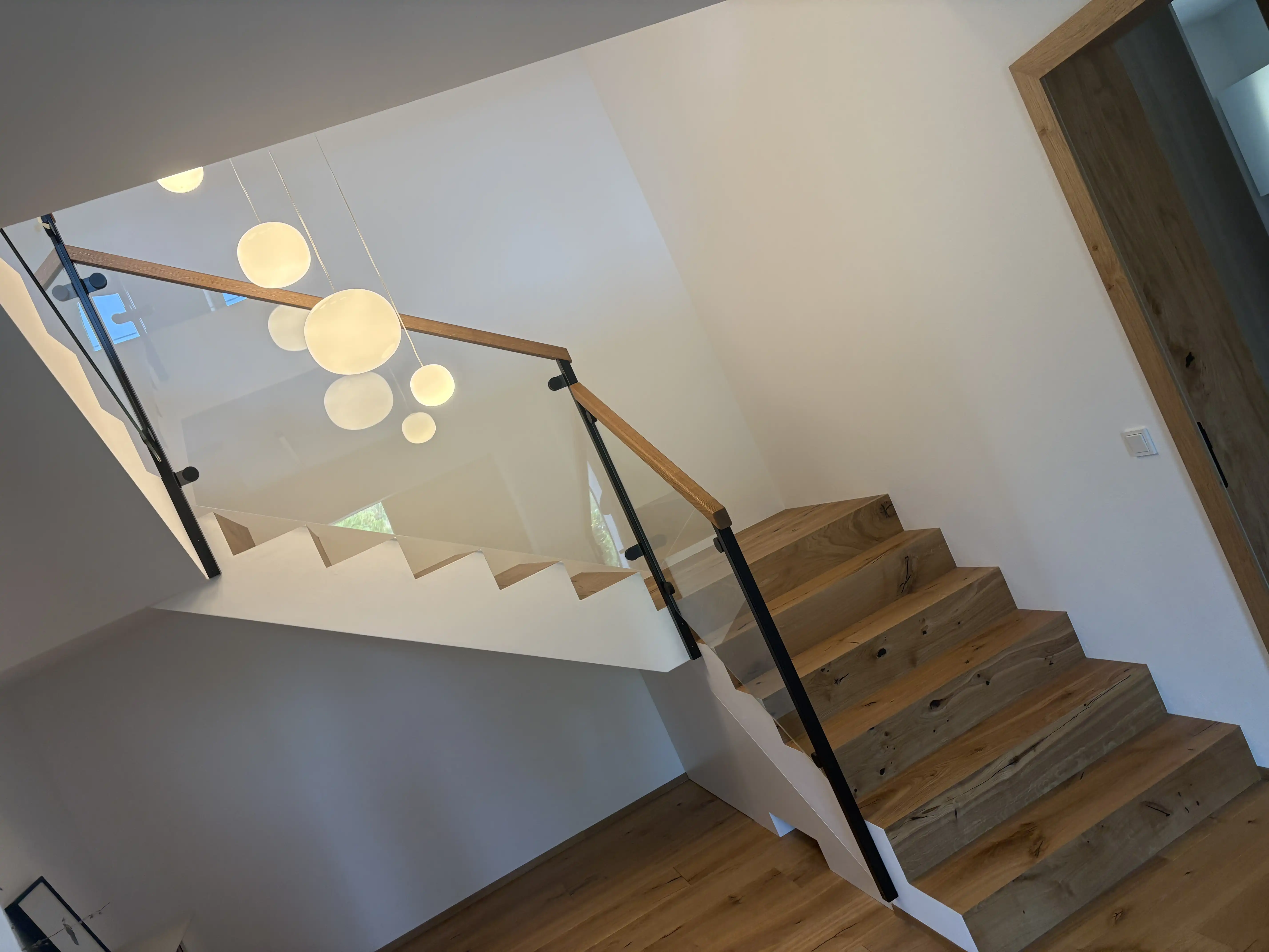 Holzhandlauf und Geländer aus Glas