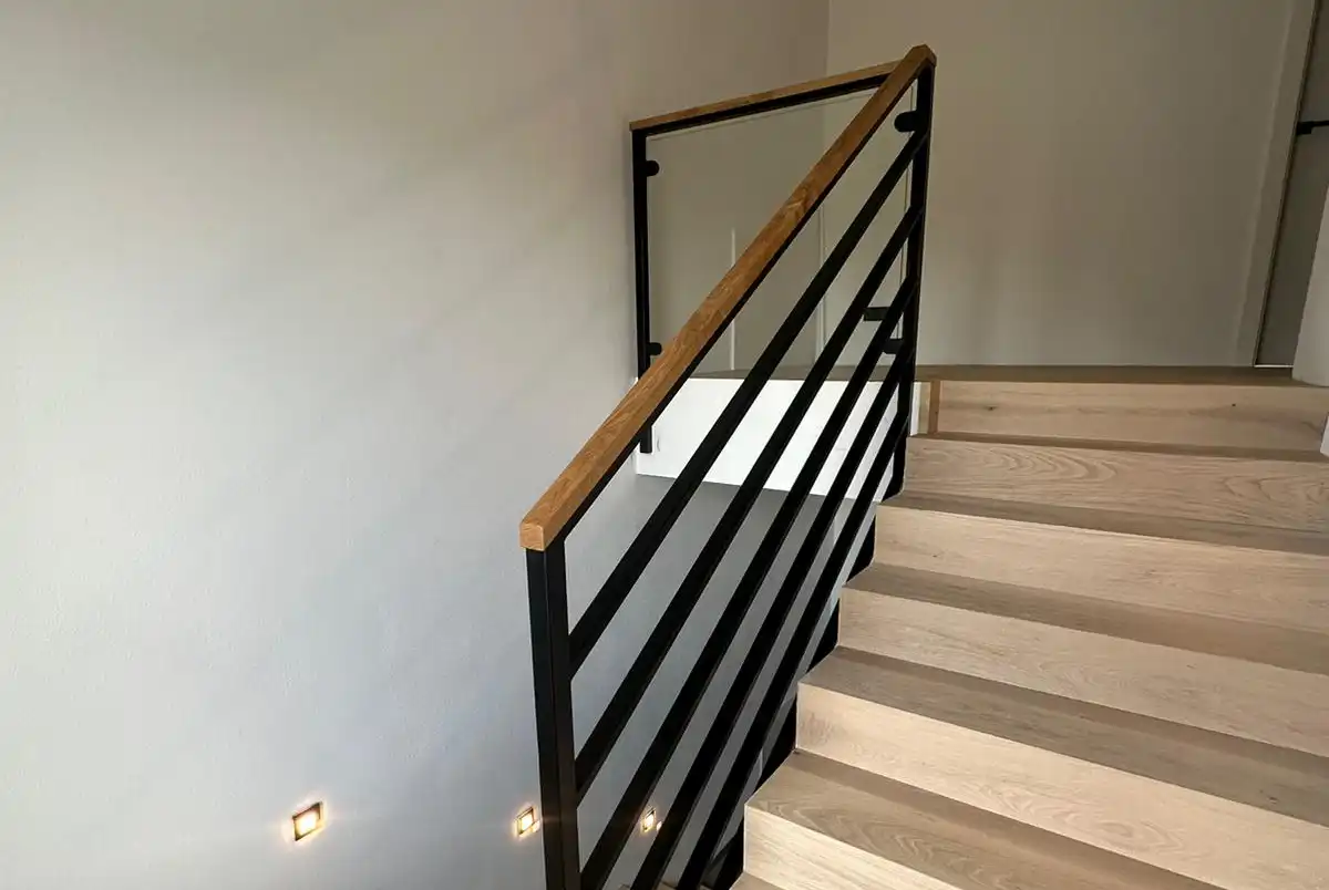 Holzhandlauf und Geländer aus Stahl