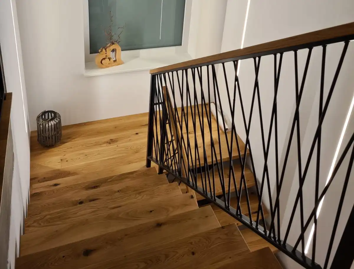 Stiegengeländer mit Handlauf aus Holz