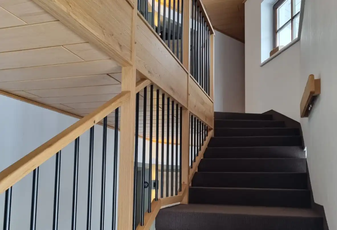 Stiegenverkleidung aus Holz und Edelstahl