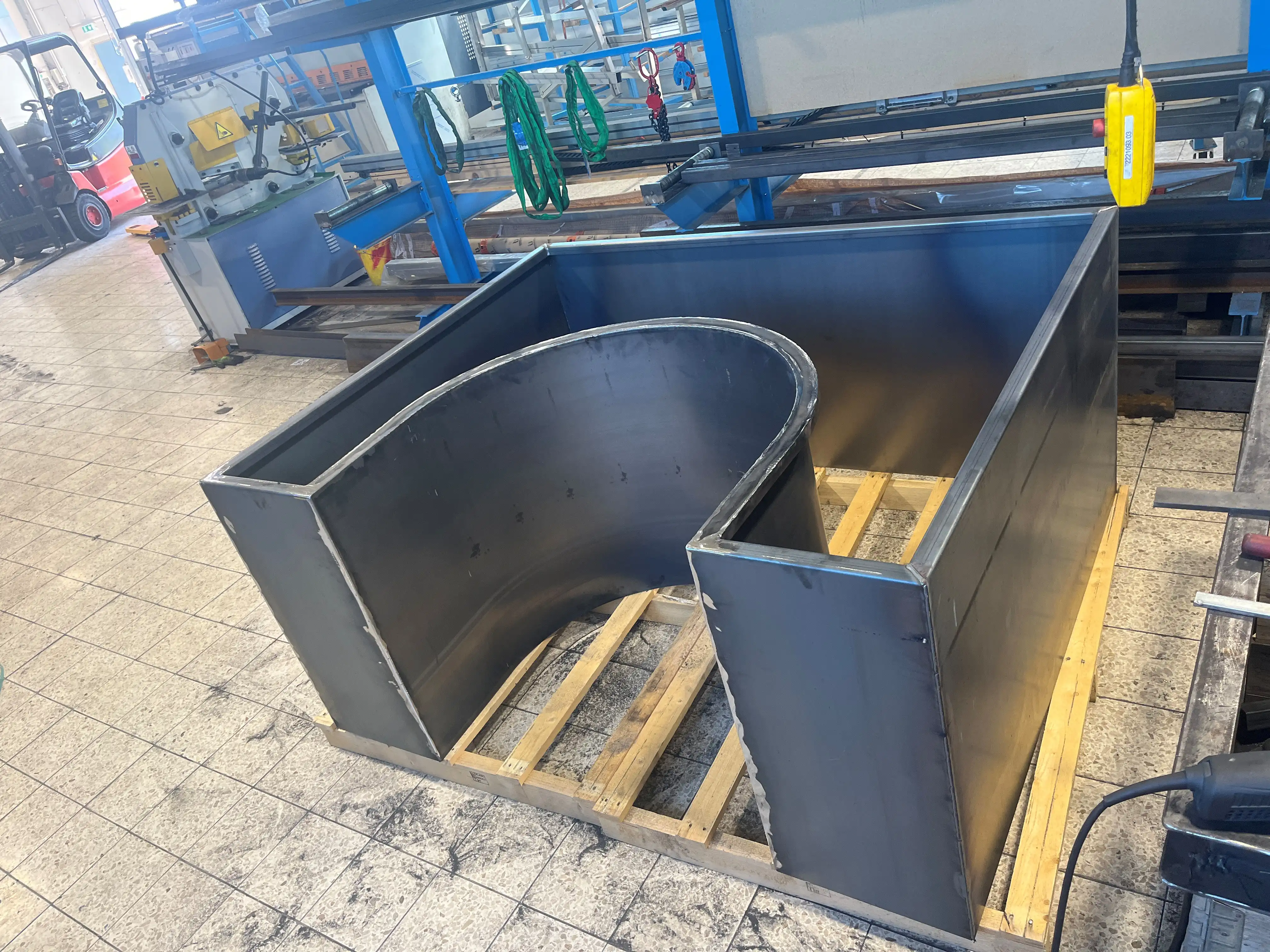 Hochbeet aus Metall in besonderer Form