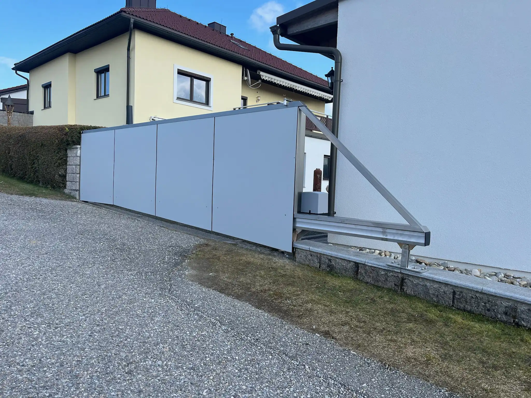 Gartentor aus Metall mechanisch