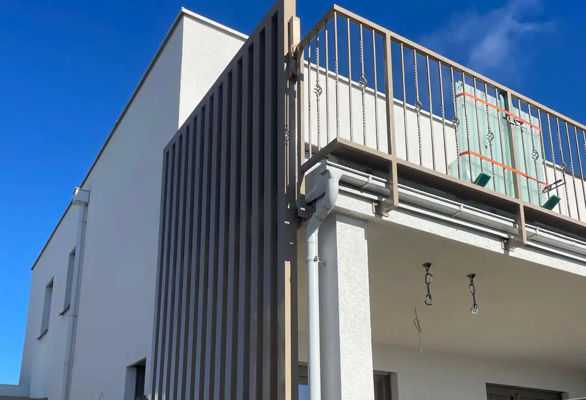 Balkongeländer mit verschnörkeltem Metall