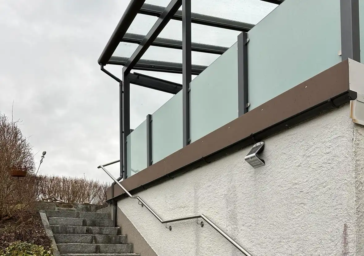 Überdachung mit Handlauf und Säulen