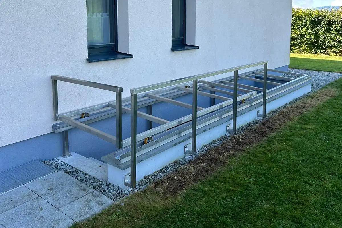 Metallbau für Stiegenabgang als Fallschutz
