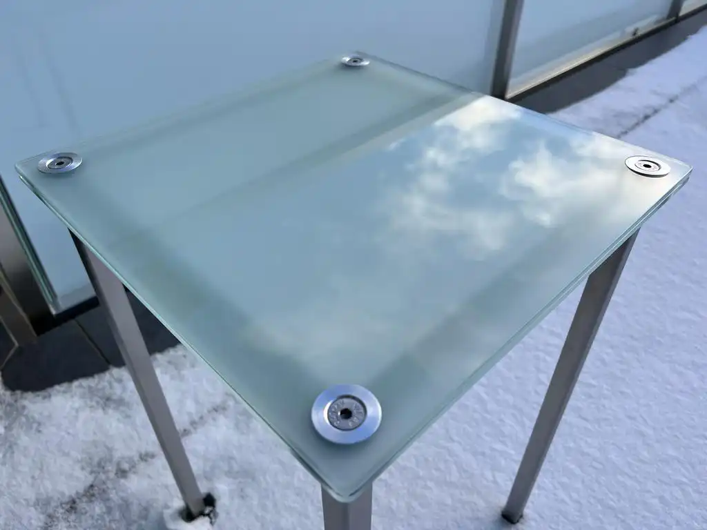 Metalltisch mit Glasfläche