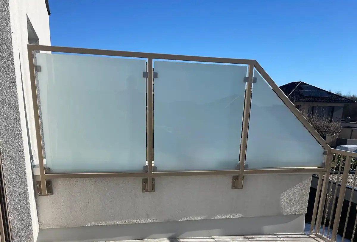 Windschutz aus Glas und Metall für Terrasse