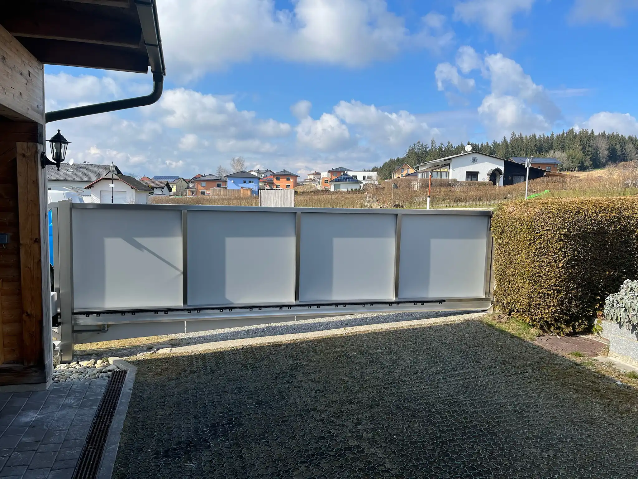 Gartentor aus Metall mechanisch