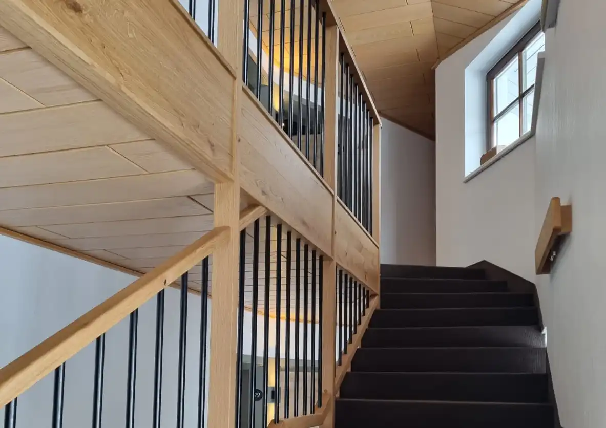 Stiegenaufgang aus Holz und Metall