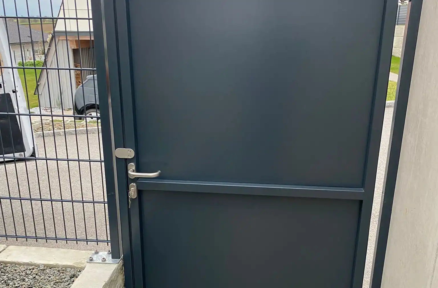 Gartentür mit Gartenzaun