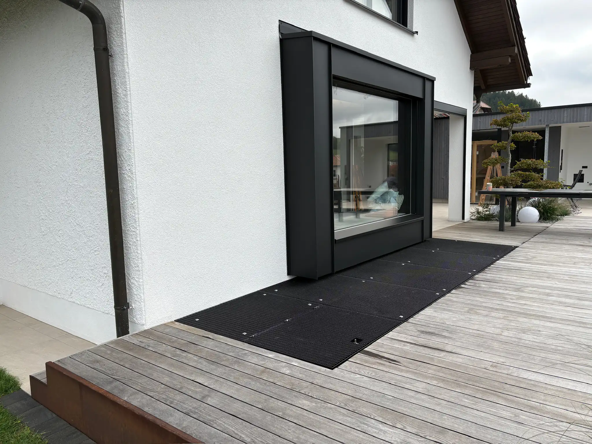 Fenster mit Metallumrahmung