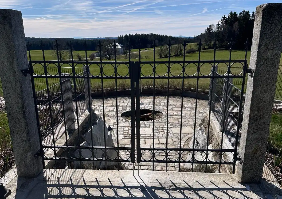 Gartentor mit besonderen Metall Elementen