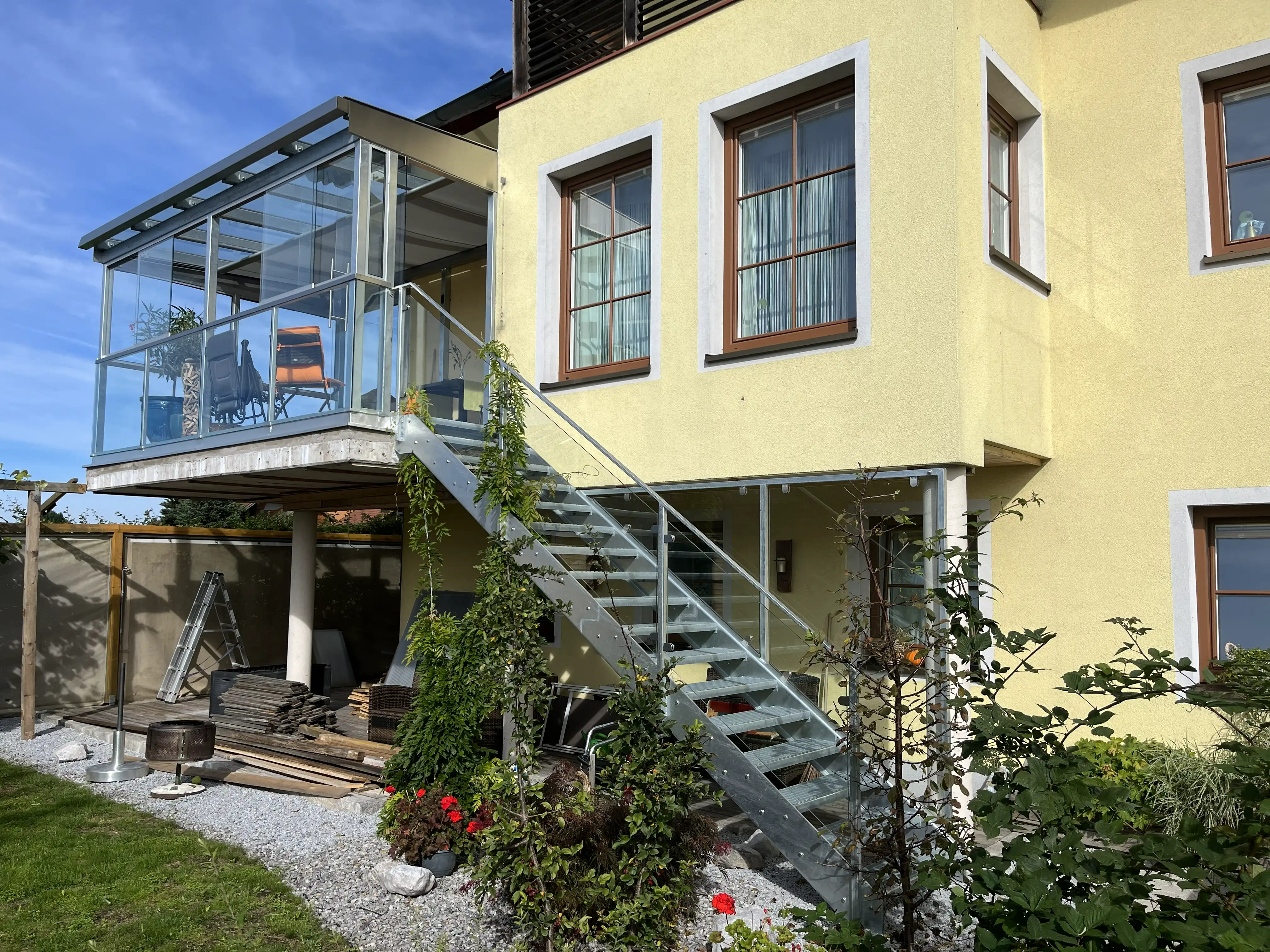 Terrassenüberdachung mit Schiebeglas als Sommergarten