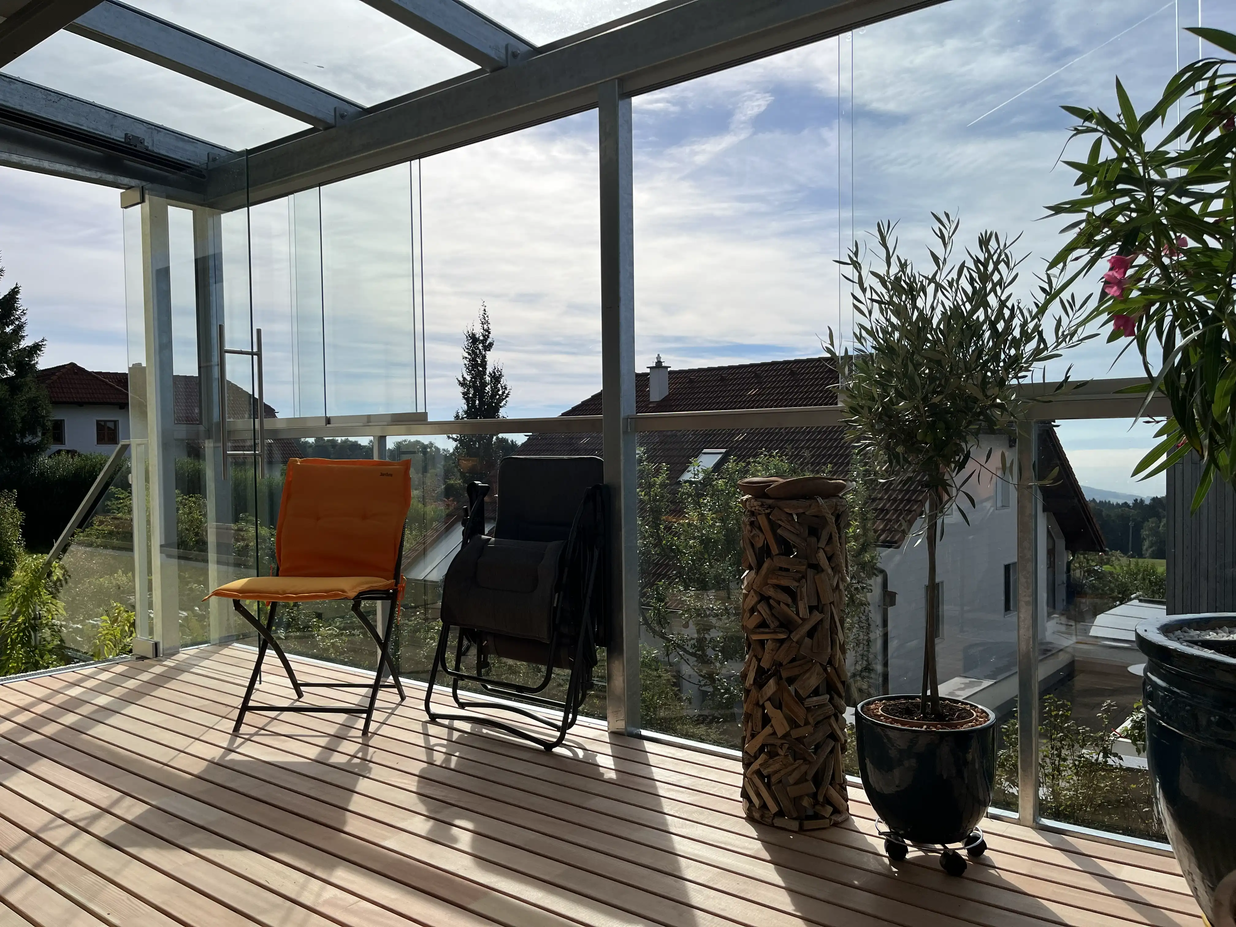 Terrassenüberdachung mit Schiebeglas als Sommergarten