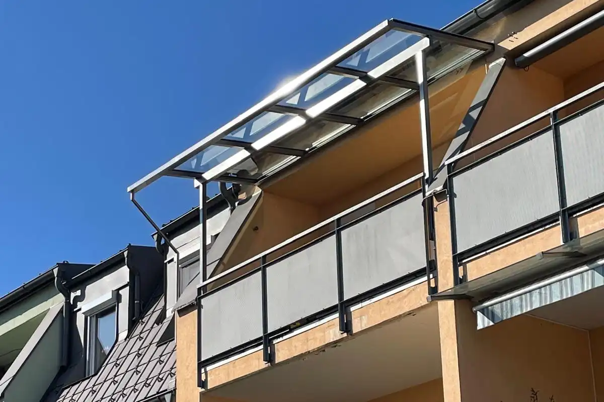Überdachung Balkon aus Glas und Stahl