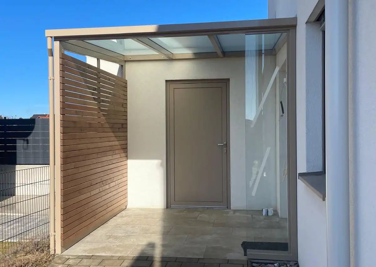 Carport bzw. Windfang aus Glas und Stahl