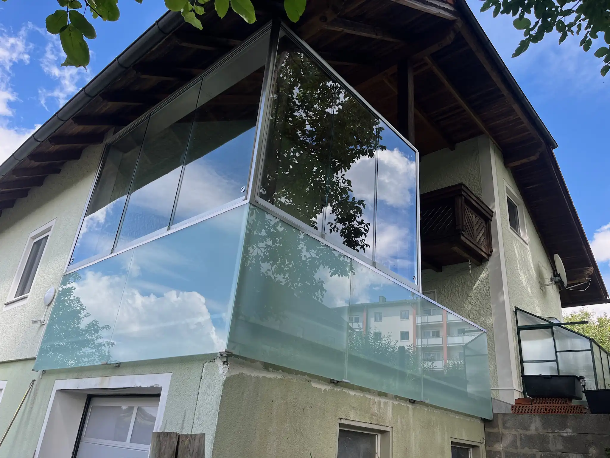 Sommergarten mit Glaselementen